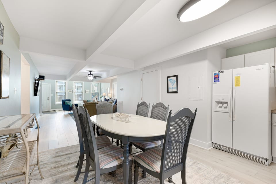 Open dining area for 6