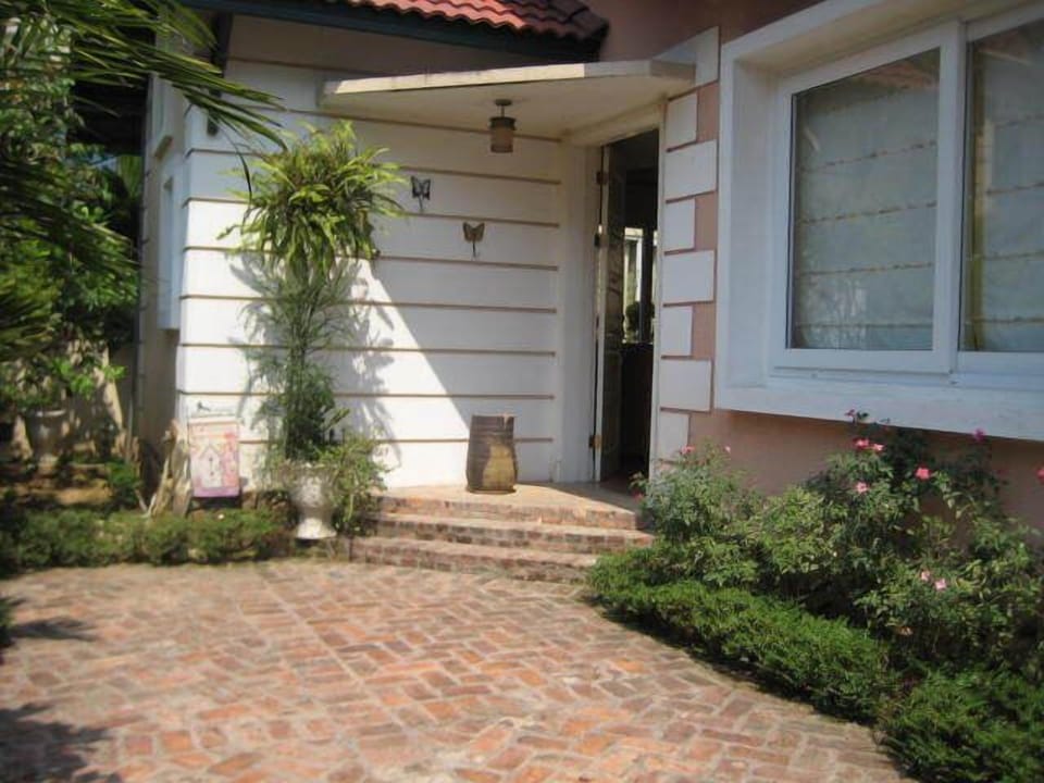 Inviting driveway leading to front entrance