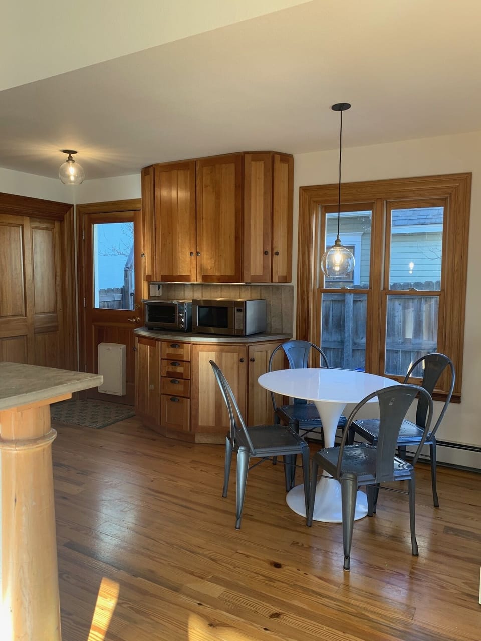 eat-in kitchen