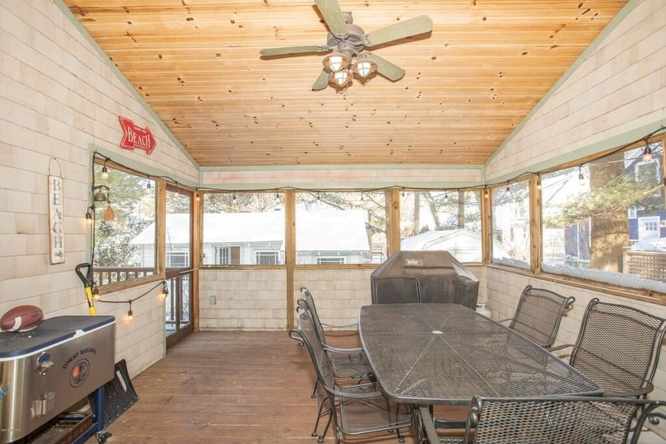 Screened Deck Room
