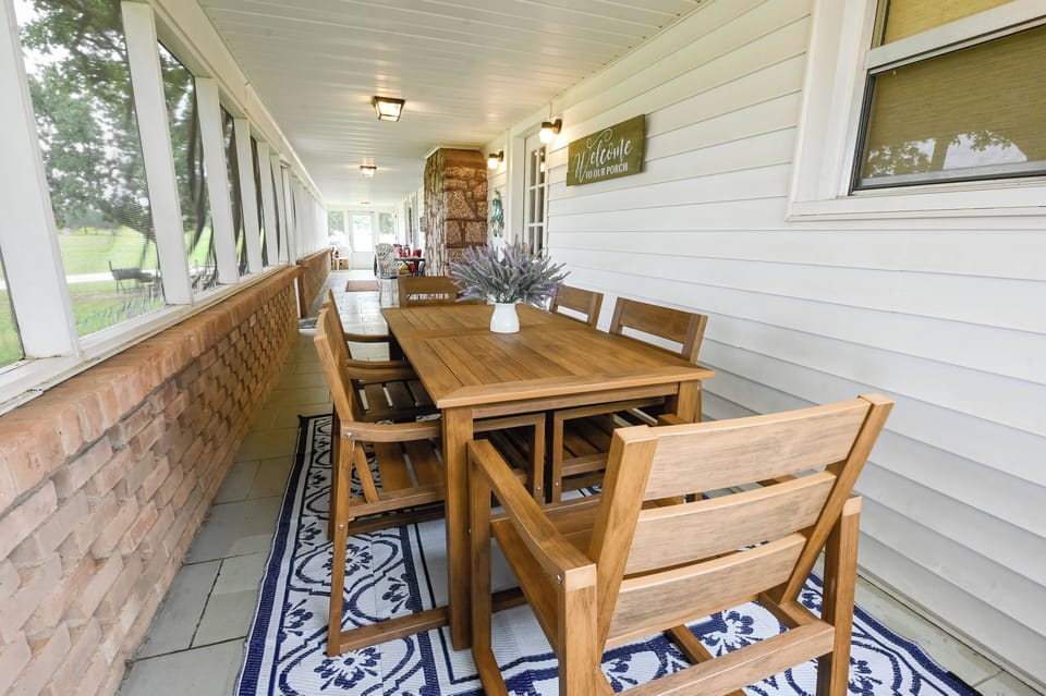 outside screened in porch