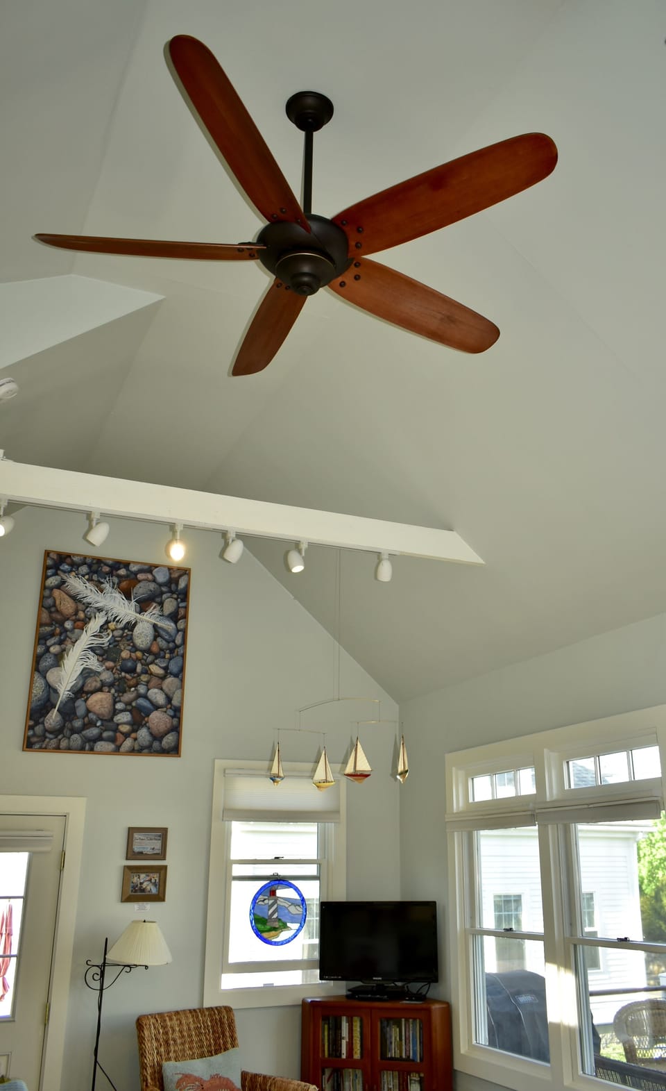 Quiet ceiling fan 