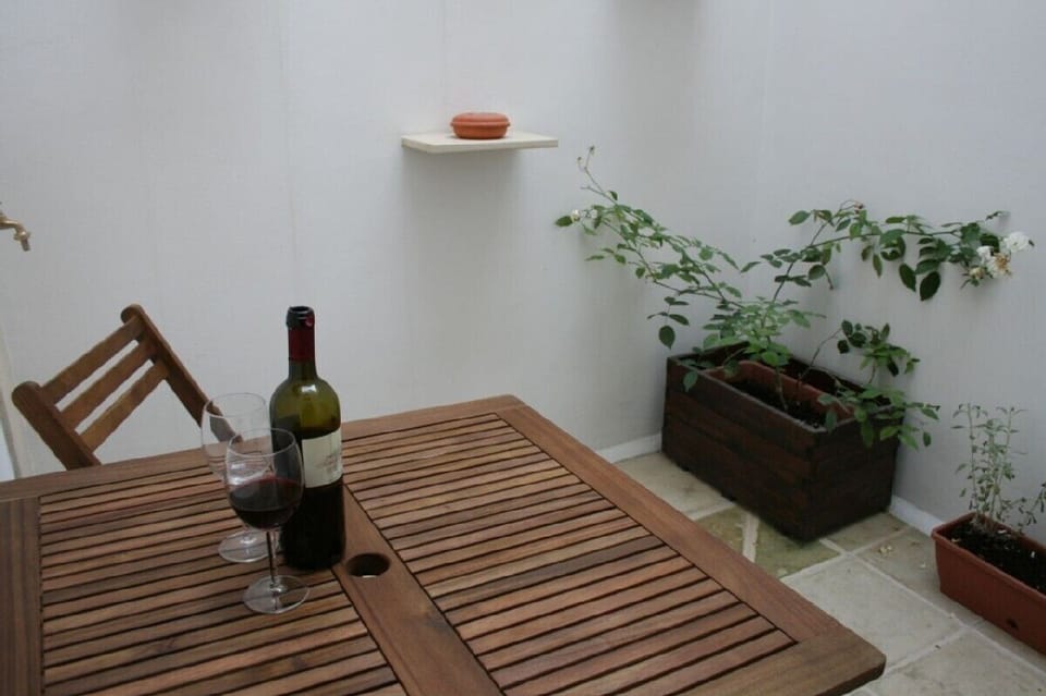 Private courtyard for eating/drinking al fresco