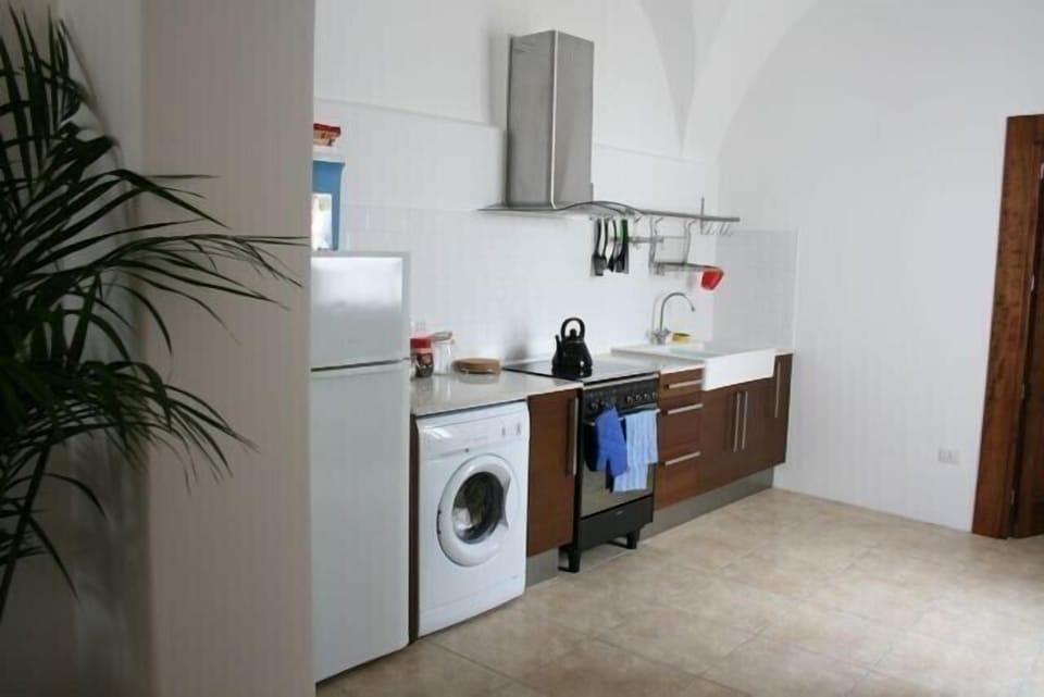 Well equipped kitchen with washing machine