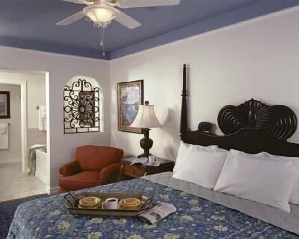 Master Bedroom: Safe place for pillow fight 