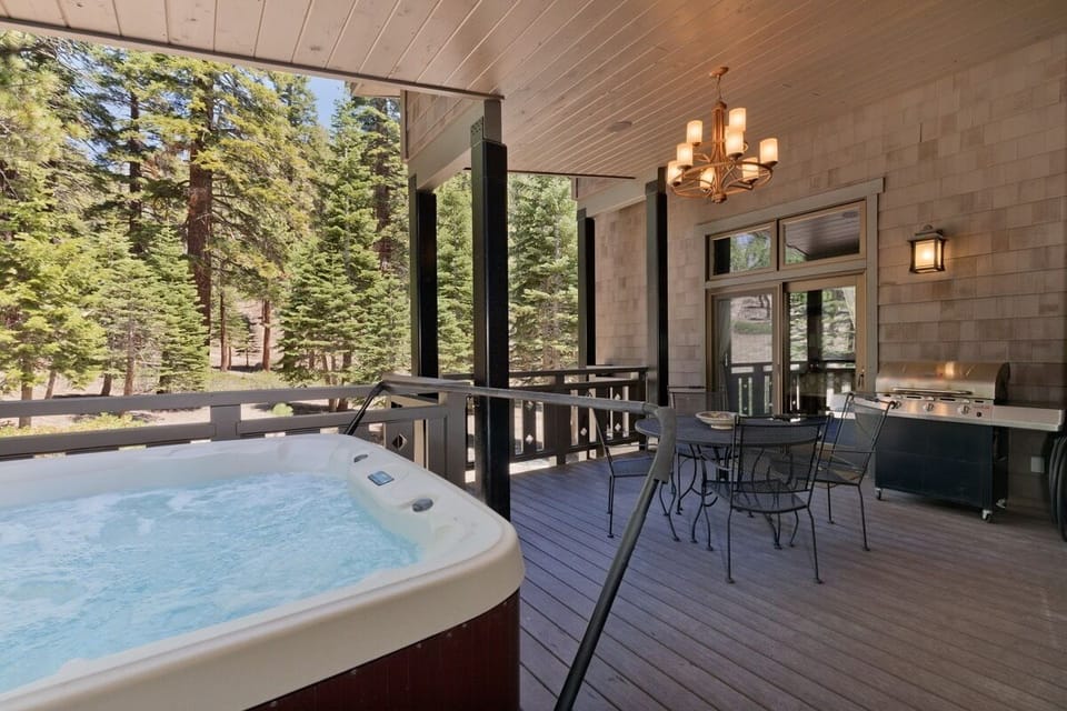 Upstairs patio deck with BBQ