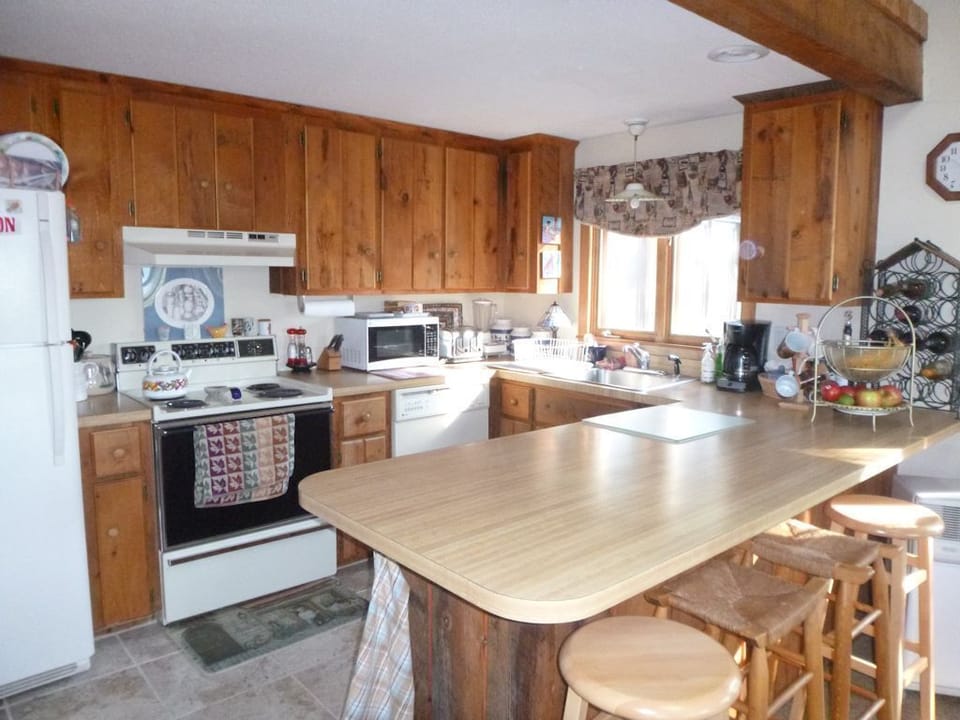 Kitchen, full size fridge, stove, dishwasher, microwave, toaster, serving for 10 