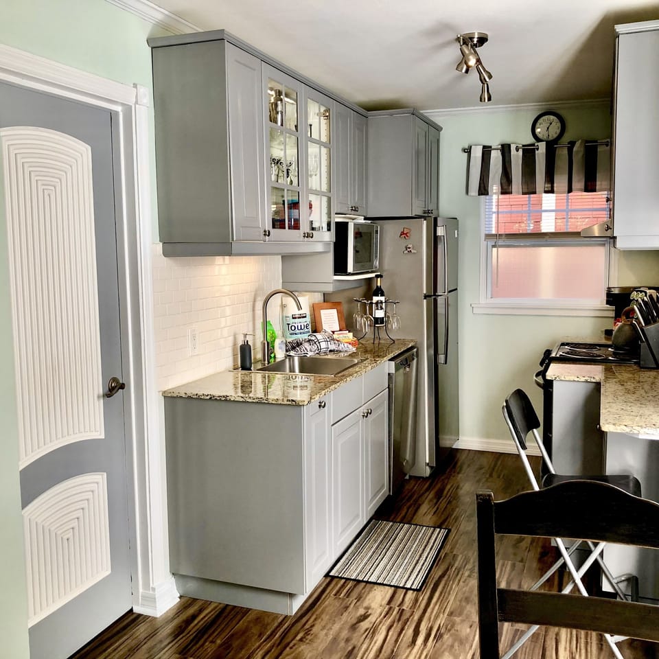 A stylishly stocked kitchen to delight a waiting cook. 