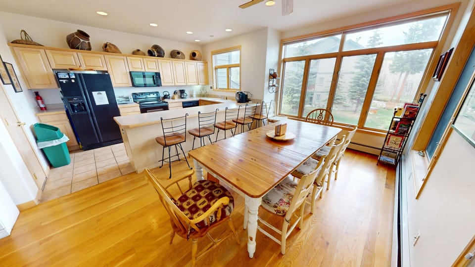 Dining Table and Fully Equipped Kitchen - Dining Table and Fully Equipped Kitchen