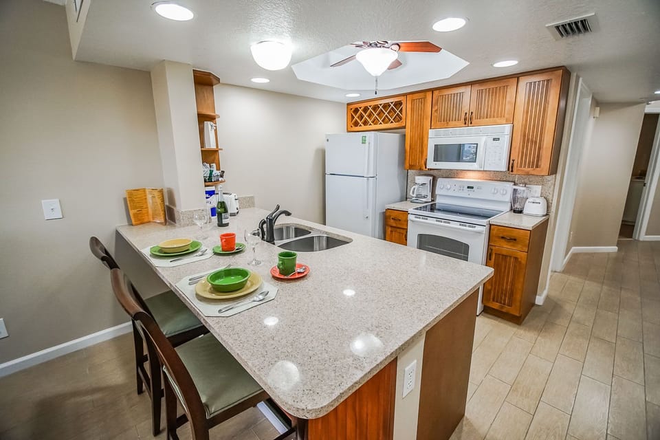 Fully equipped kitchen with additional seating