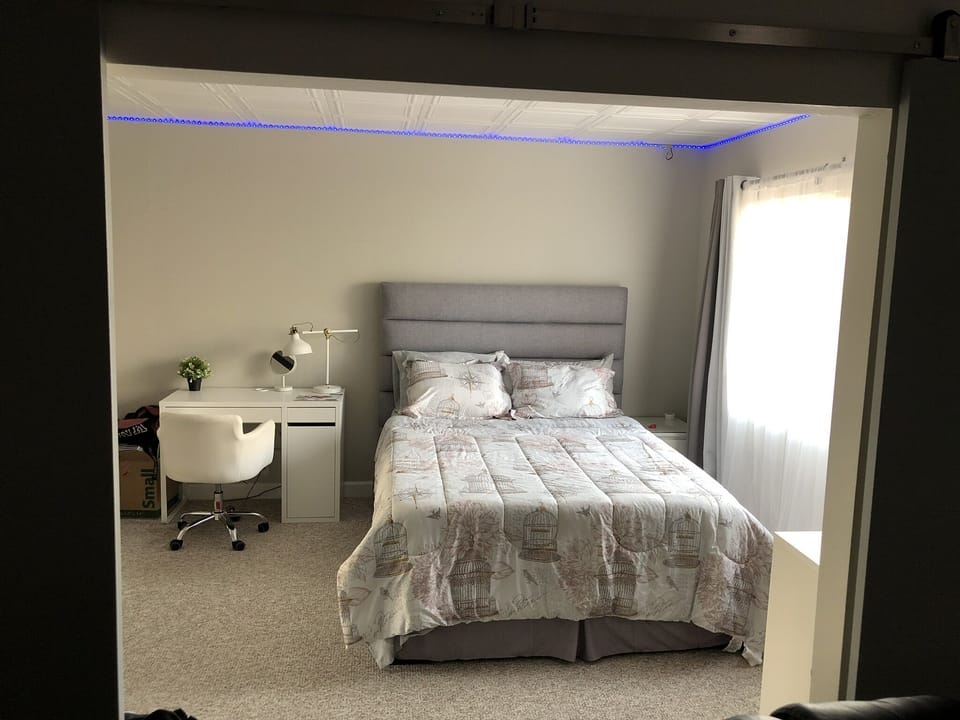 guest bedroom/queen/tempurpedic