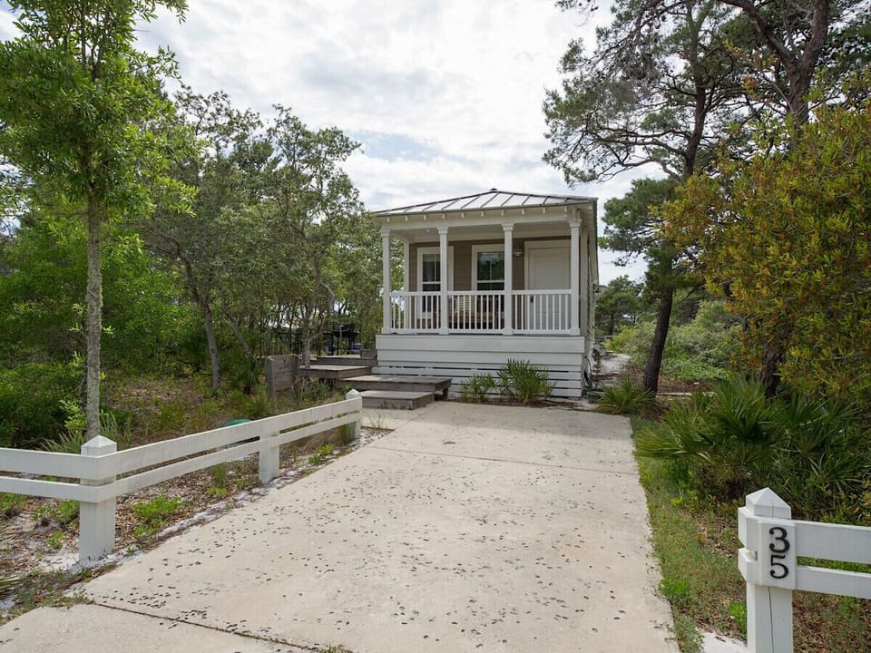 Bella Natura means surrounded by nature. This quaint cottage is just that!