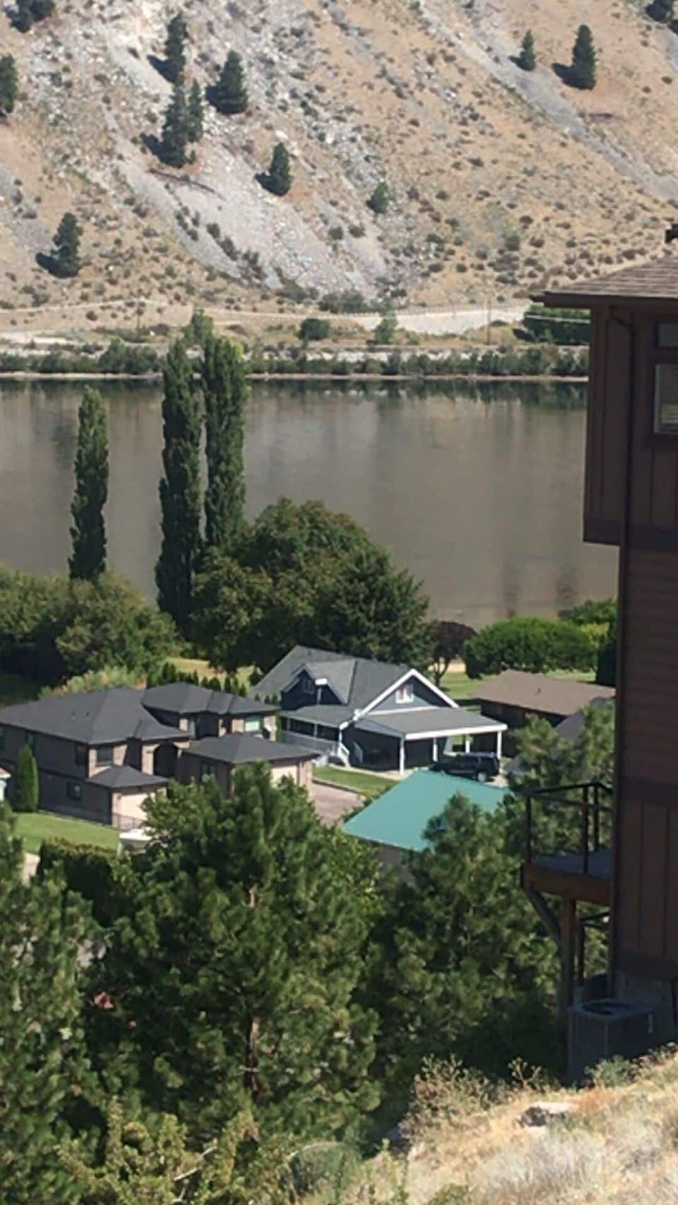 Picture of house. Look for white trim. 
