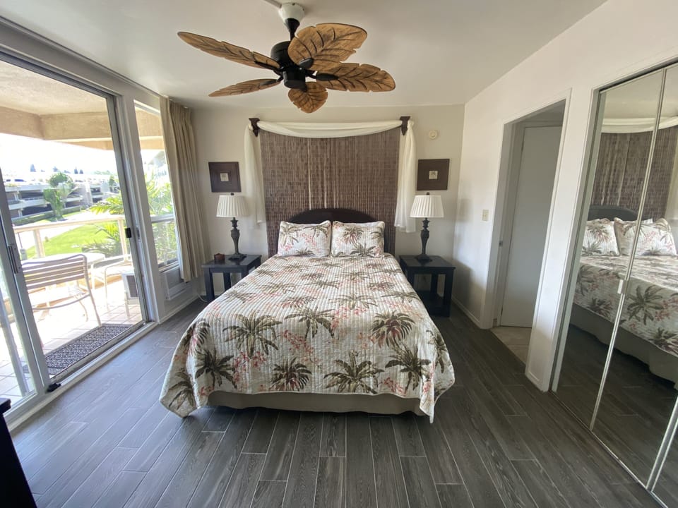 Guest bedroom with lanai access, mirrored closet doors, a/c & ceiling fan.
