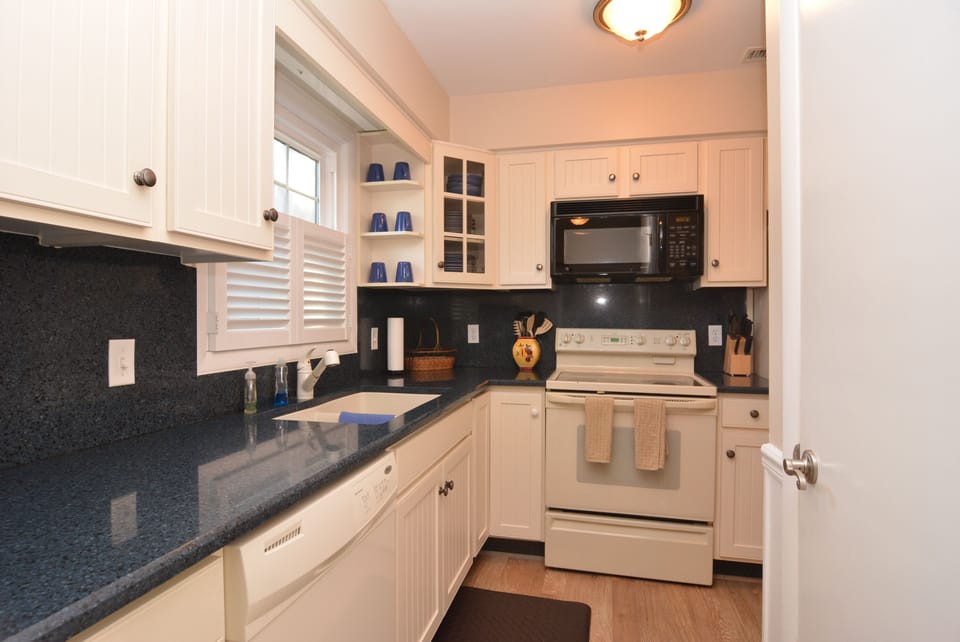 Fully Stocked Kitchen- Perfect for any home chef!