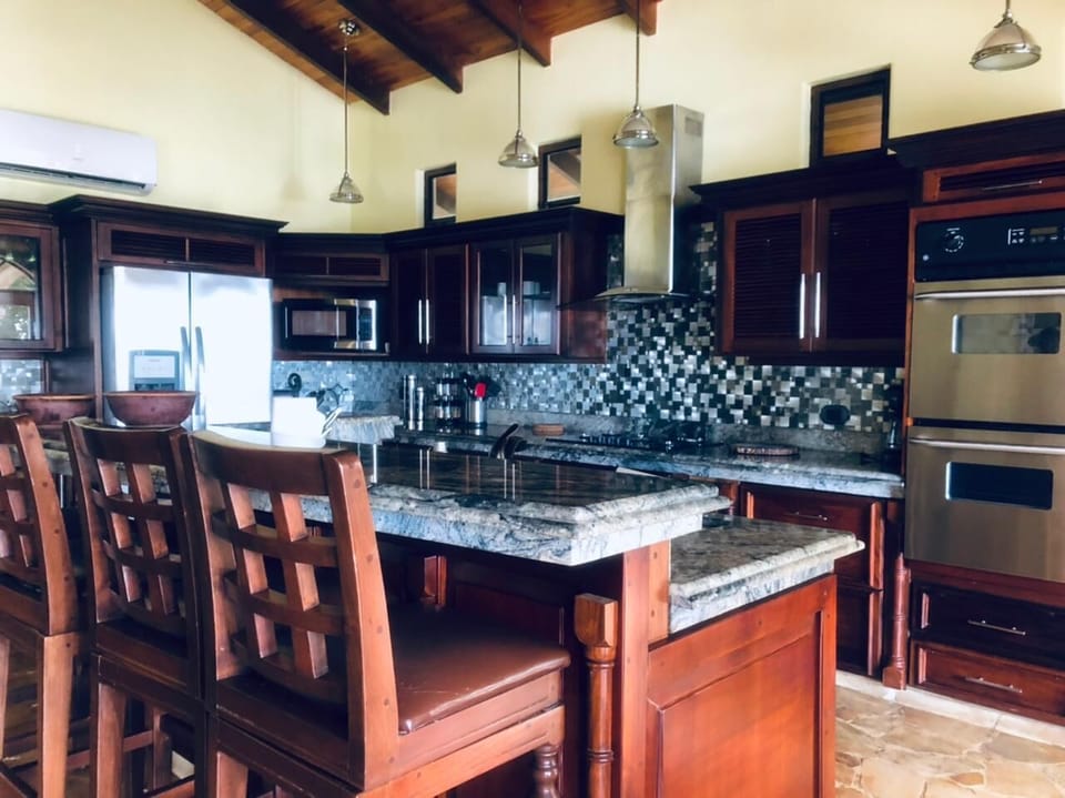 Fully Equipped and Luxiorious Kitchen!