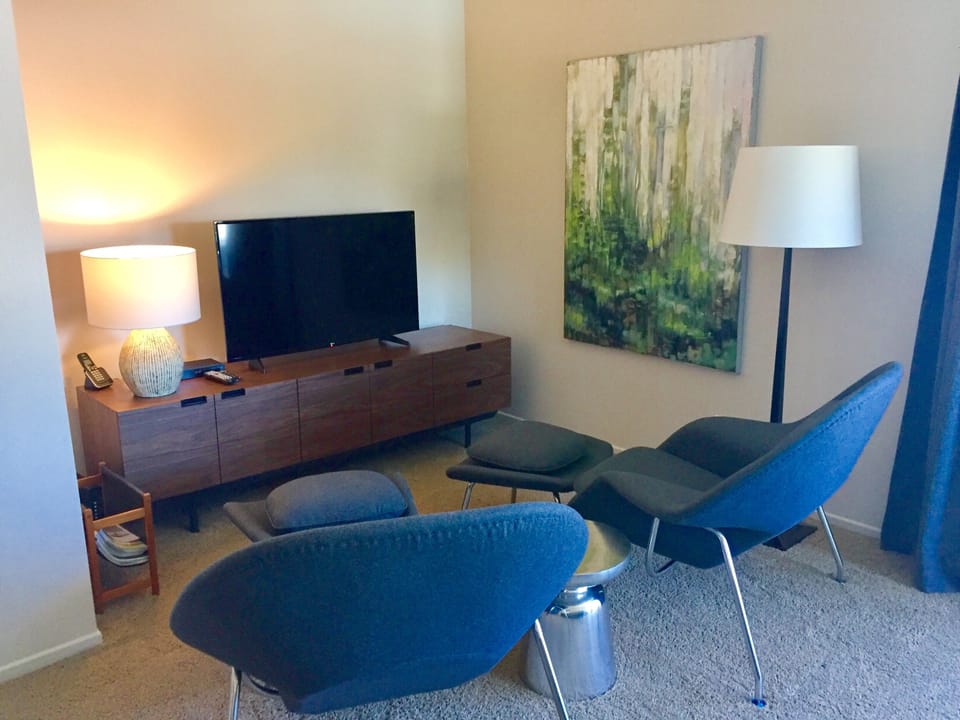  Master bedroom sitting room 