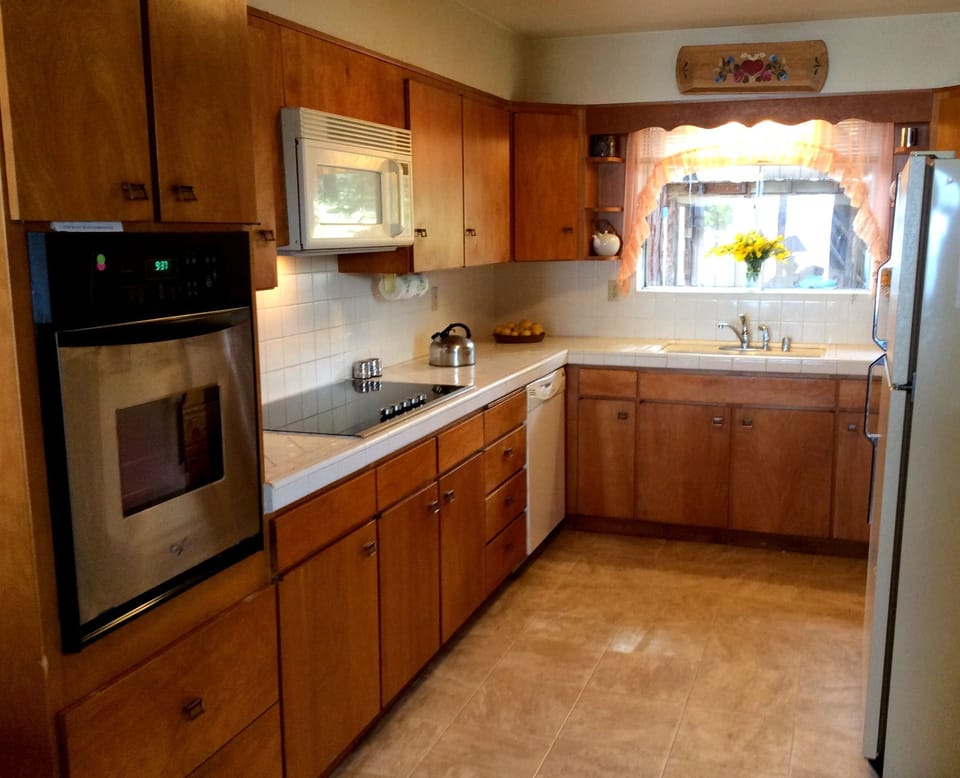 Well-equipped kitchen, with new oven, microwave, cooktop, and dishwasher