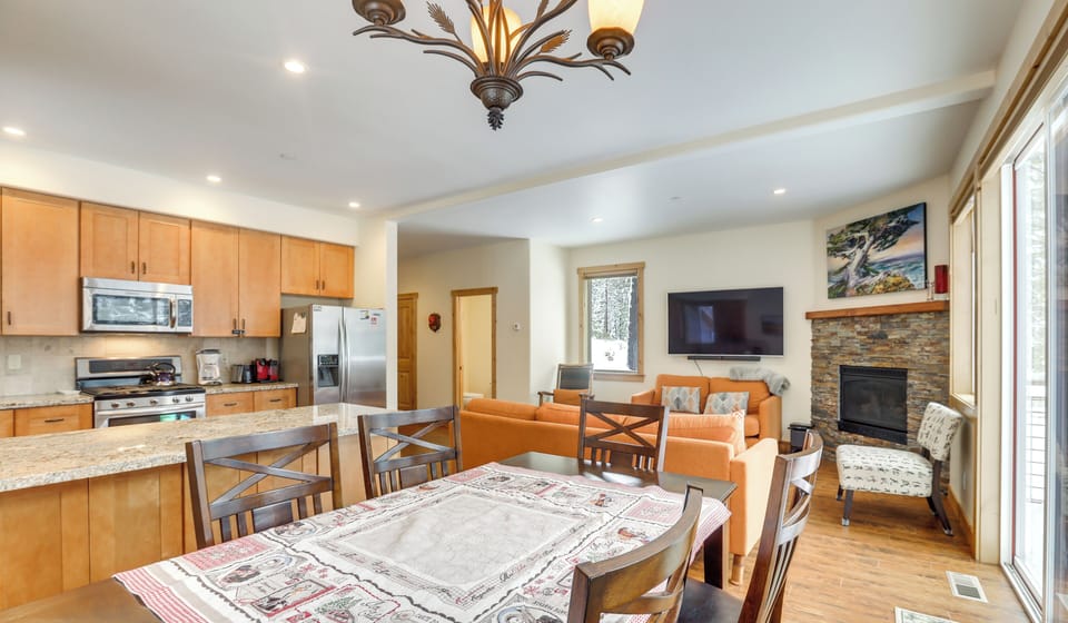 Dining Table | Dishware & Flatware Provided