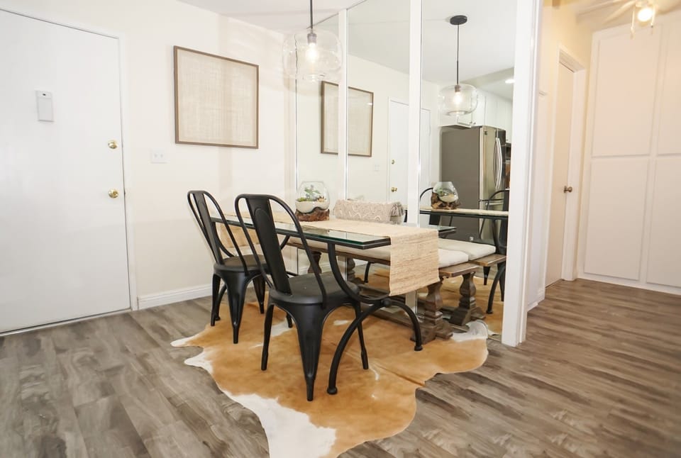 Dining area (Enjoy a meal with friends)