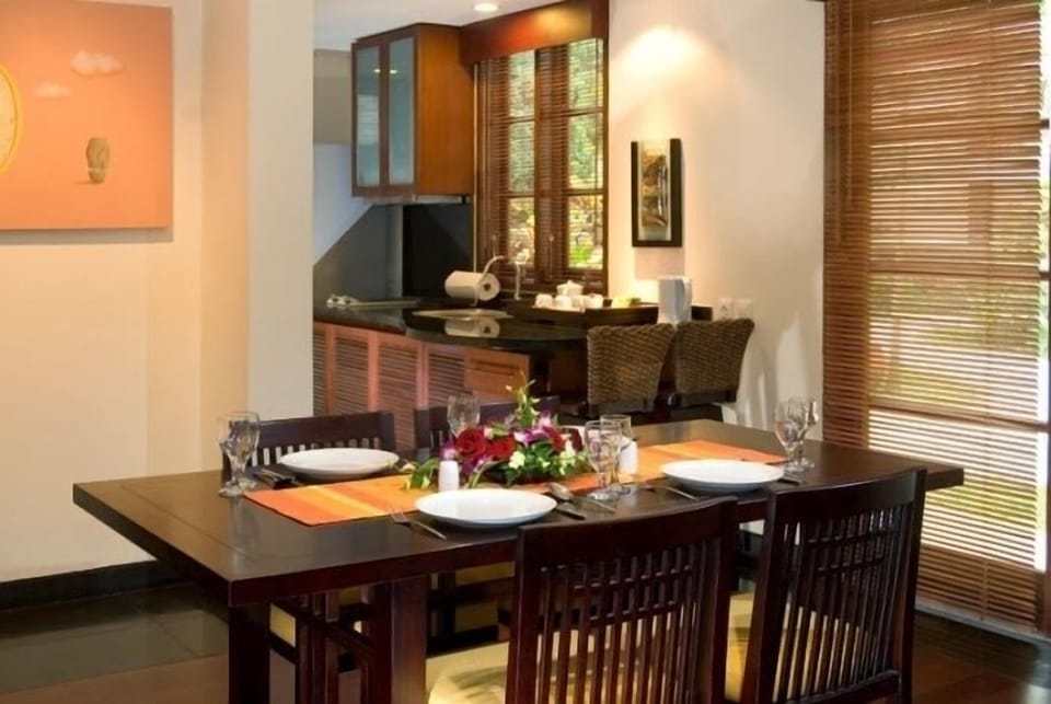 dining room,   kitchen