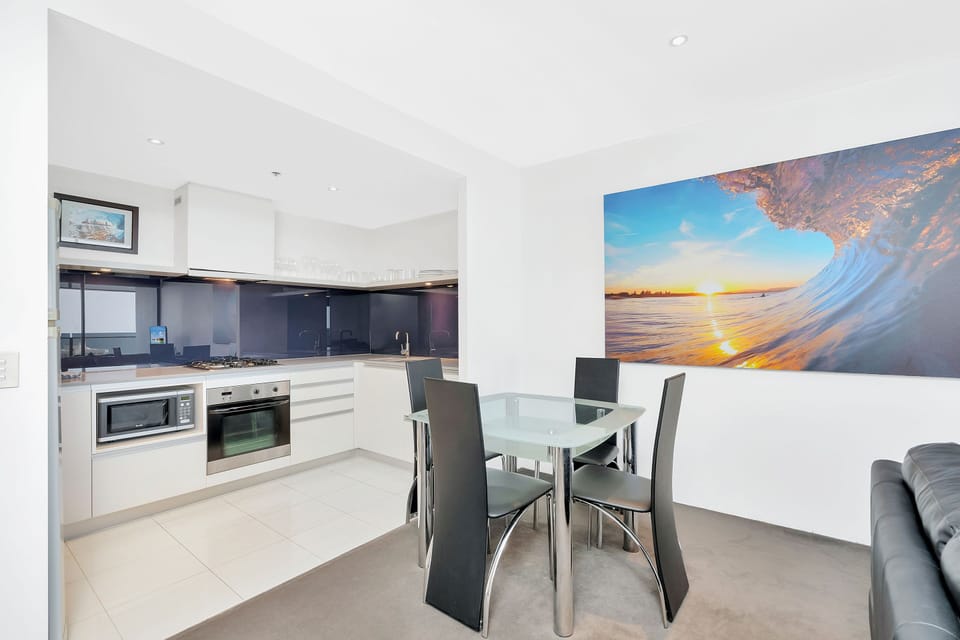 Share sumptuous meals with the family in this sophisticated dining area 🥣