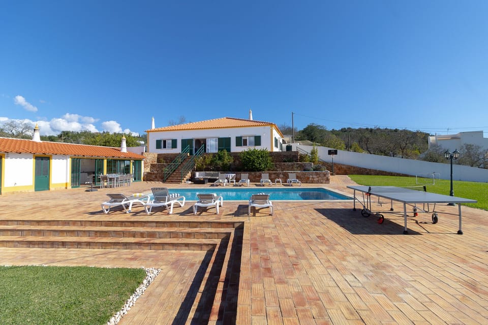 Private pool and sun terrace with loungers — Villa Rita, holiday villa in Silves