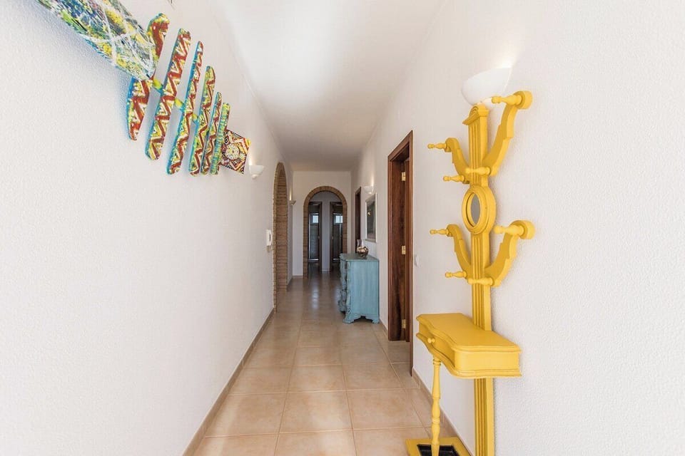 Long hallway with decorative yellow coat stand — Villa Rita, holiday villa in Silves