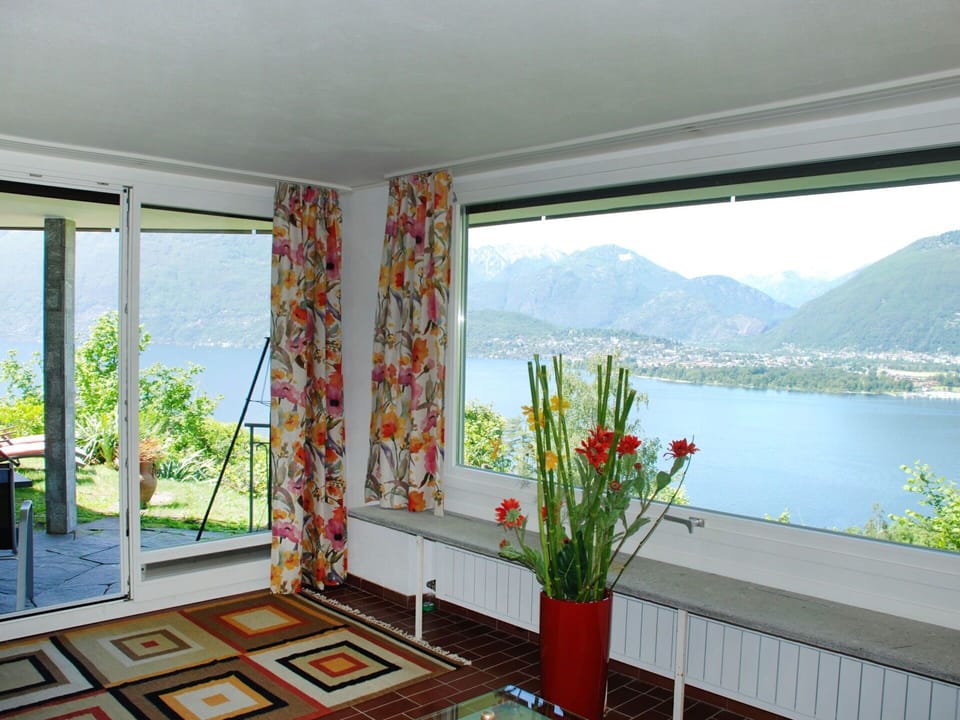 Room, Property, House, Interior Design, Building, Home, Tree, Window, Textile, Architecture