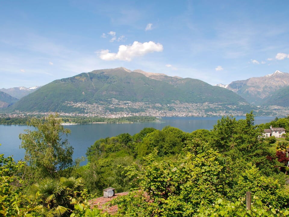 Cloud, Sky, Water, Mountain, Water Resources, Ecoregion, Natural Landscape, Lake, Tree, Vegetation
