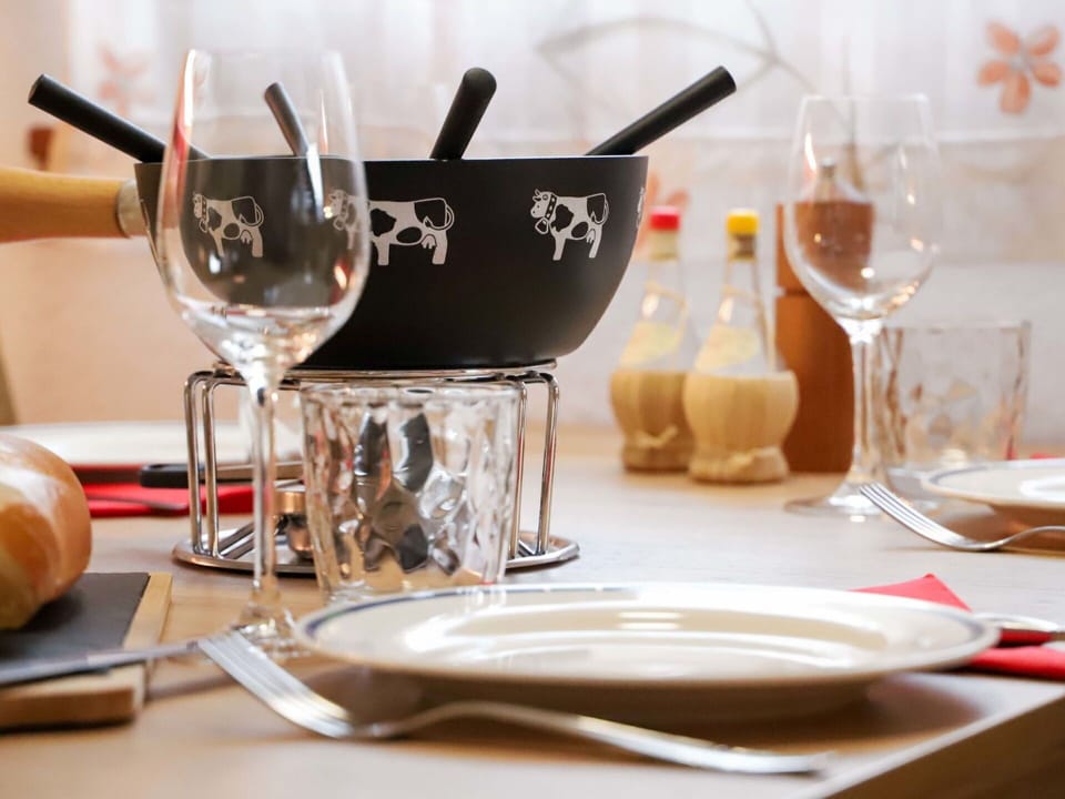 Tableware, Dishware, Drinkware, Stemware, Table, Barware, Plate, Bottle, Serveware