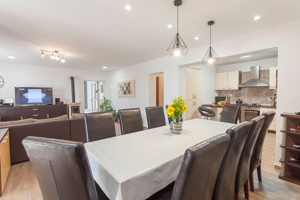 Fully equipped kitchen with living room