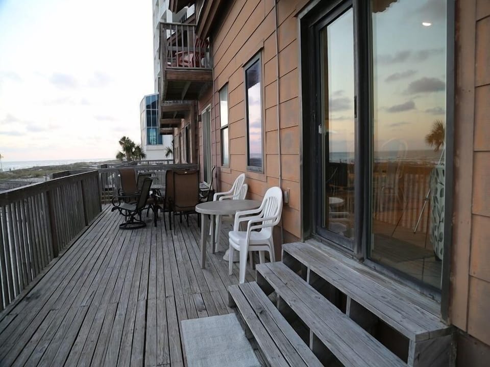 Ocean Reef 802 - Large deck area