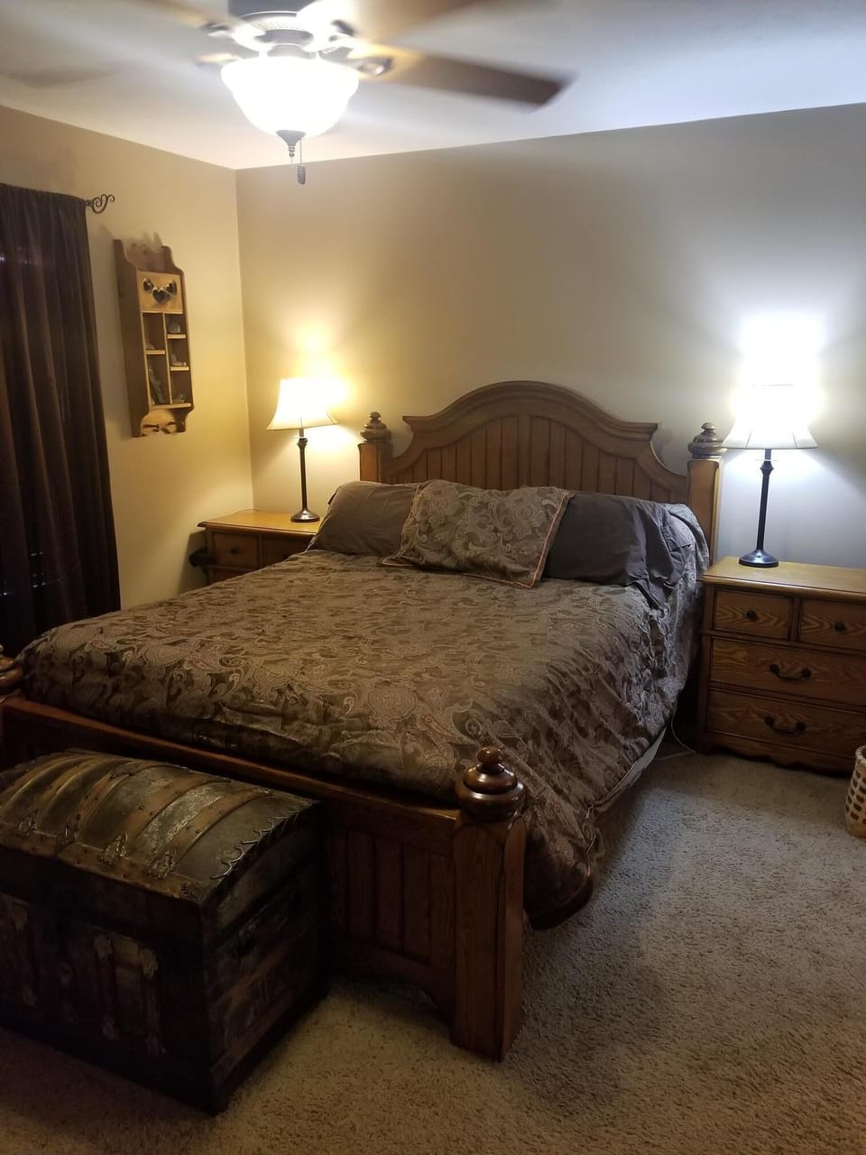 3 bedrooms with queen bed in each room, 4 portable cots