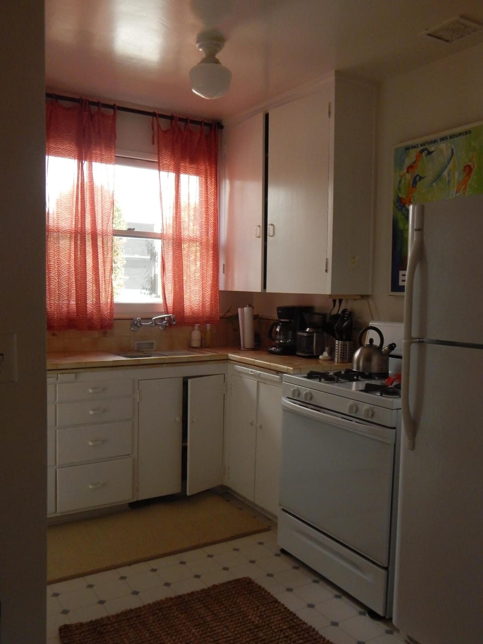 Fully equipped kitchen to prepare your Farmer's Market finds. 