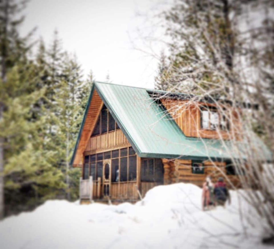 Ski Cabin 10 min from Larch Hills Nordic trail system.