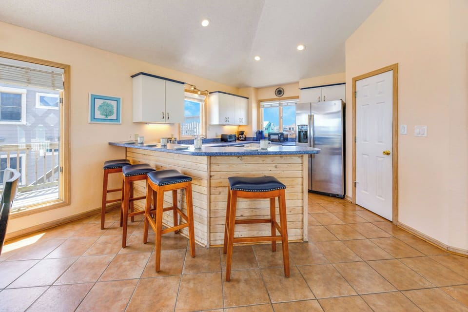Surf or Sound Realty - 751 - Windows to the Sea - Kitchen -1