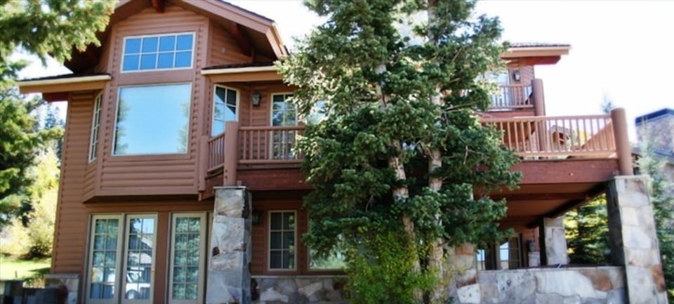 Enjoy beautiful mountain views. 
