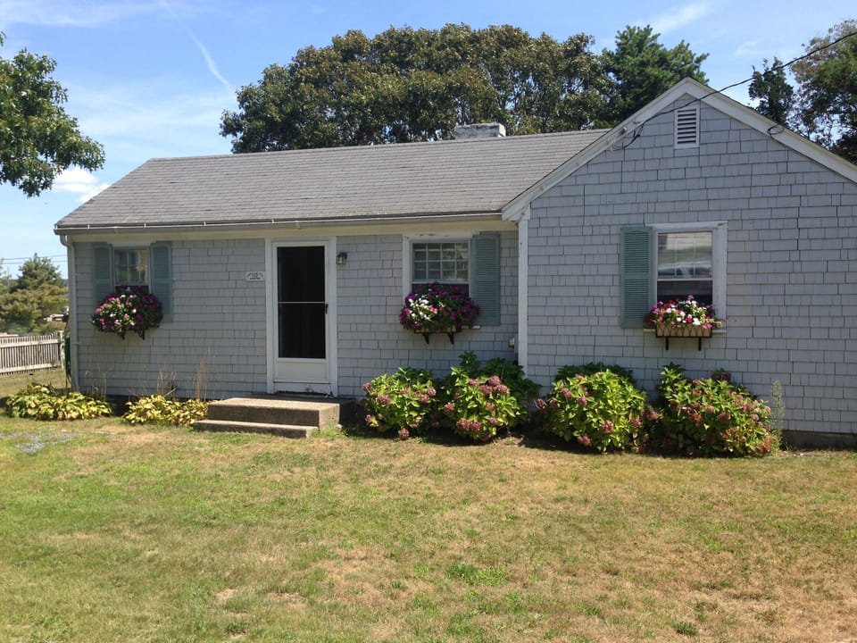 Charming 2 B/R cottage located alongside the mouth of the Cape Cod Canal