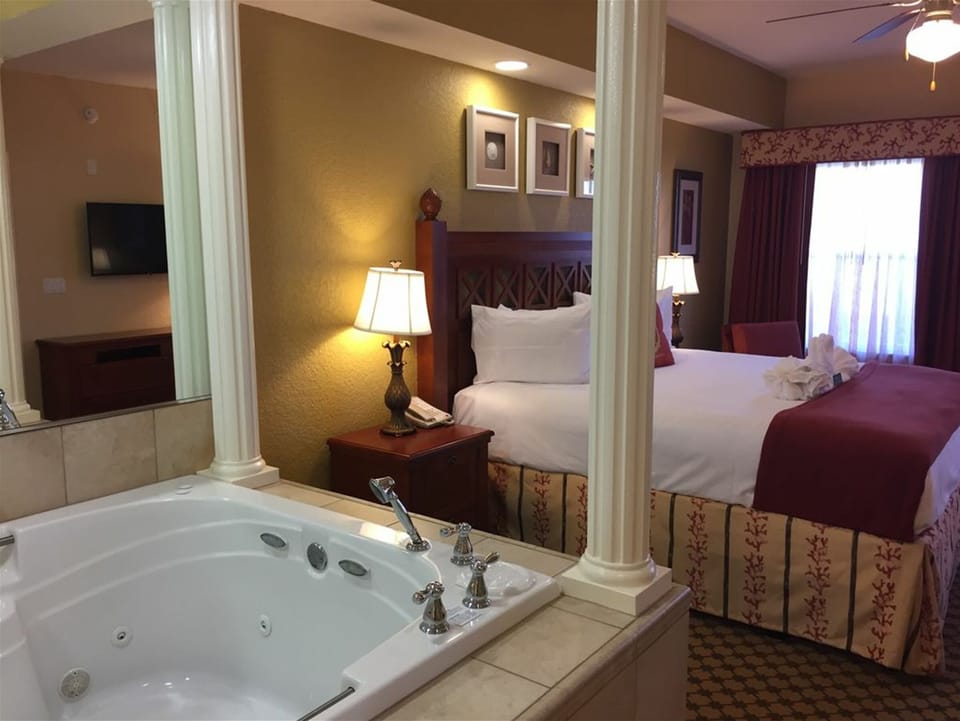 KING-size bed in the master bedroom with private bathroom and jetted tub
