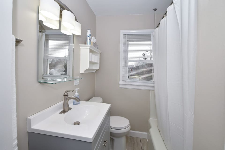 Updated bath with tub/shower
