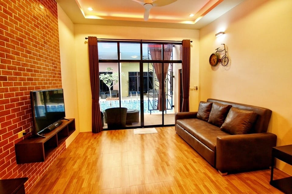 Deluxe with Pool Access