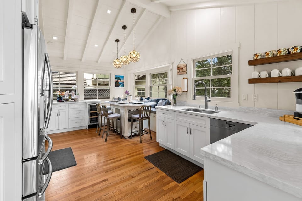 Fully Equipped Kitchen with a Dining Nook