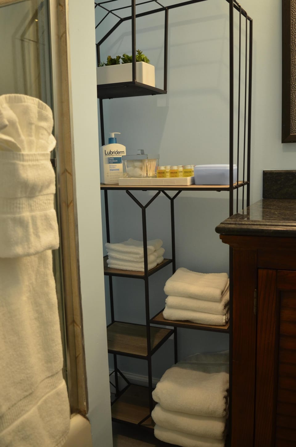 Rack of shelves for toiletries and towels