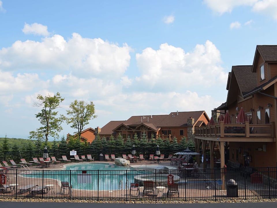 FREE ACCESS TO CLUBHOUSE WITH STAY! Pool, hot tub, recreation center with gym!