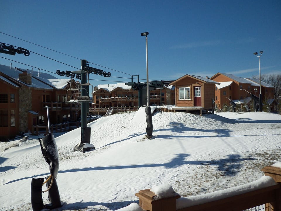 Ski-In AND Ski-Out right here! Ski-locker AND balcony for you to watch the kids!