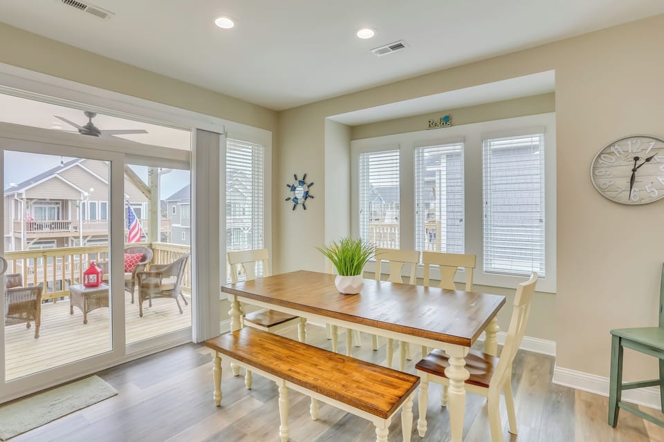 Dining Space | Dishware/Flatware | 2nd Floor