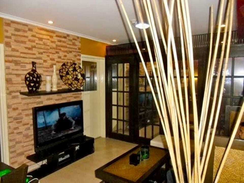 Big screen TV with cable & Netflix