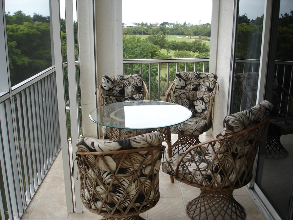 Lanai w/table and chairs in front of Living Room