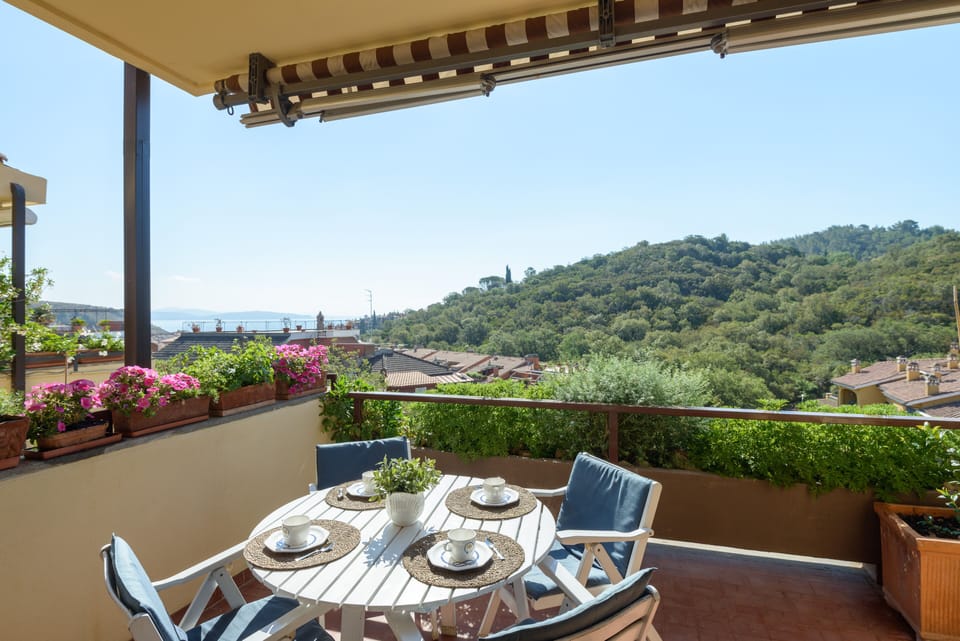 The balcony and the outdoor dining table 
